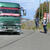 トラックを調査場所に誘導する警察官（北海道北広島市の道道46号線沿い）
