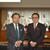 江島副大臣（右）と面会する岡部理事長
