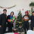 クリスマスの装いのセールルームで客を迎える（左から）山下社長、村松専務とスタッフ