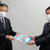 小泉教育長（右）にファイルを手渡す相山委員長