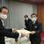 天野自民党岡山県連幹事長から感謝状を受ける吉延会長（右）