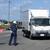 トラックを誘導する警察官（北海道）
