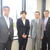 石油会館に訪れた（左から）小野常務執行役員、伊調選手と森会長、加藤副会長・専務理事