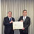 組合員を代表して感謝状を受けたことを紹介する大家会長（左）と、東京石商の矢島幹也理事長