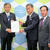 桜井市長（左）に要望書を手渡す亀井理事長（中）と中森県議