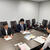 市役所担当者（右）から報告を受ける天野委員長（左）と事務局担当者