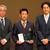 表彰式で（右から）相原社長、秋元所長、三輪副支店長