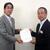 滝山管理者㊨に要望書を手渡す井上理事長