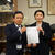 小渕議員に要請文を手渡す玉城理事長（左）