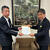 目見田総務部長に要望者を手渡す三原理事長（写真右）