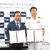 協定を締結した沖縄基地隊の渡邉司令（右）と玉城理事長