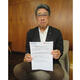 ＦＤ宣言を手にする和田社長