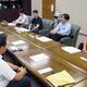 商議所に状況をヒアリングした山梨石商・藤本文彦専務（左手前）と全石連・川浪業務グループ長代理（左奥）
