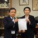 小渕議員に要請文を手渡す玉城理事長（左）