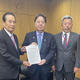 林総務大臣（中）に要望書を手渡す森全石連会長（左）。右は塔野山口油政連会長
