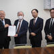 國分部長（左）に要望書を手渡した中村理事長（右隣）と福島石商役員