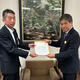 目見田総務部長に要望者を手渡す三原理事長（写真右）