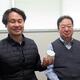 安藤幸広社長（右）とスマートセンサーを手にする安藤昴紘常務