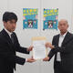 竹中課長に要望書を手渡す伊藤副理事長（右）